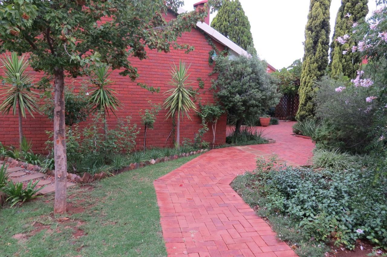 Camelia Guest House Bloemfontein Bagian luar foto